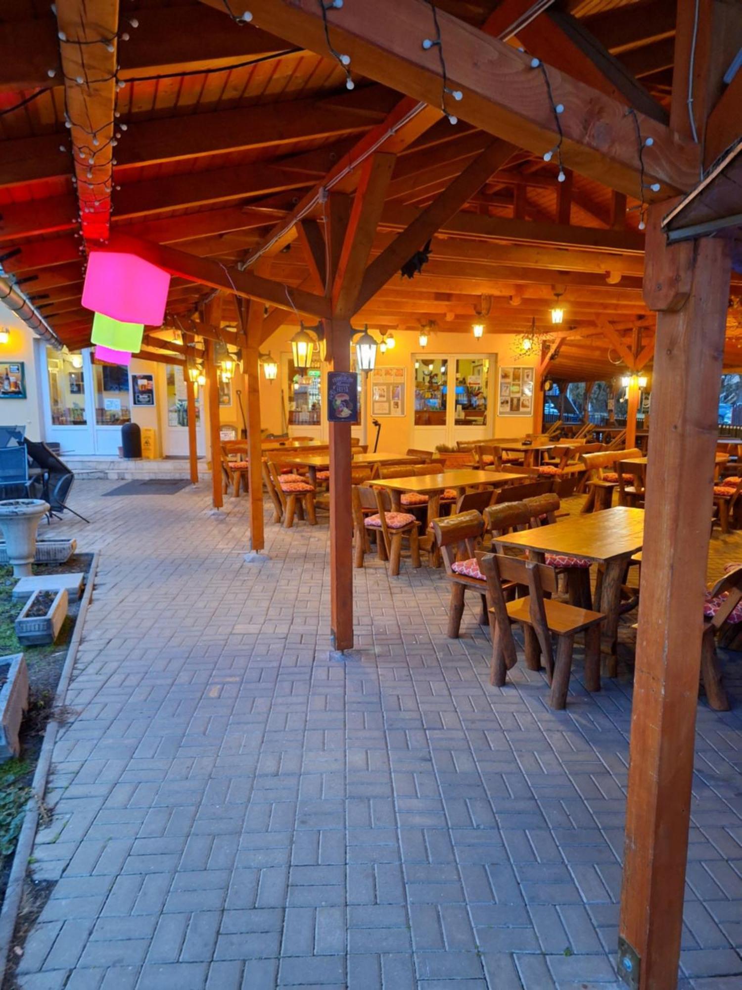 Grill Terasz Etterem Es Szallashely Mezőkövesd Eksteriør billede