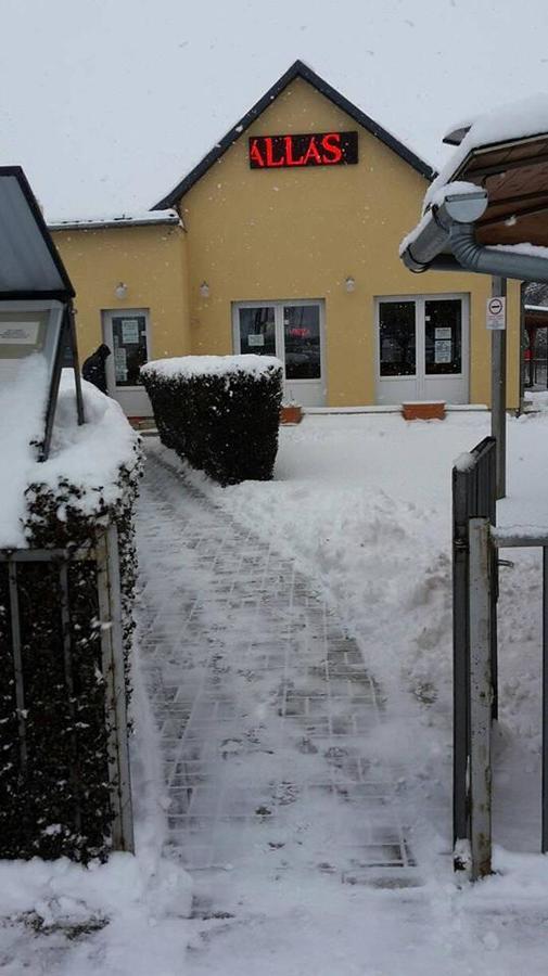 Grill Terasz Etterem Es Szallashely Mezőkövesd Eksteriør billede