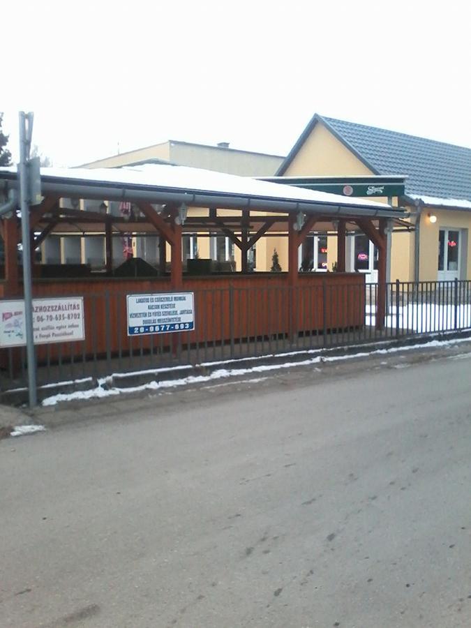 Grill Terasz Etterem Es Szallashely Mezőkövesd Eksteriør billede