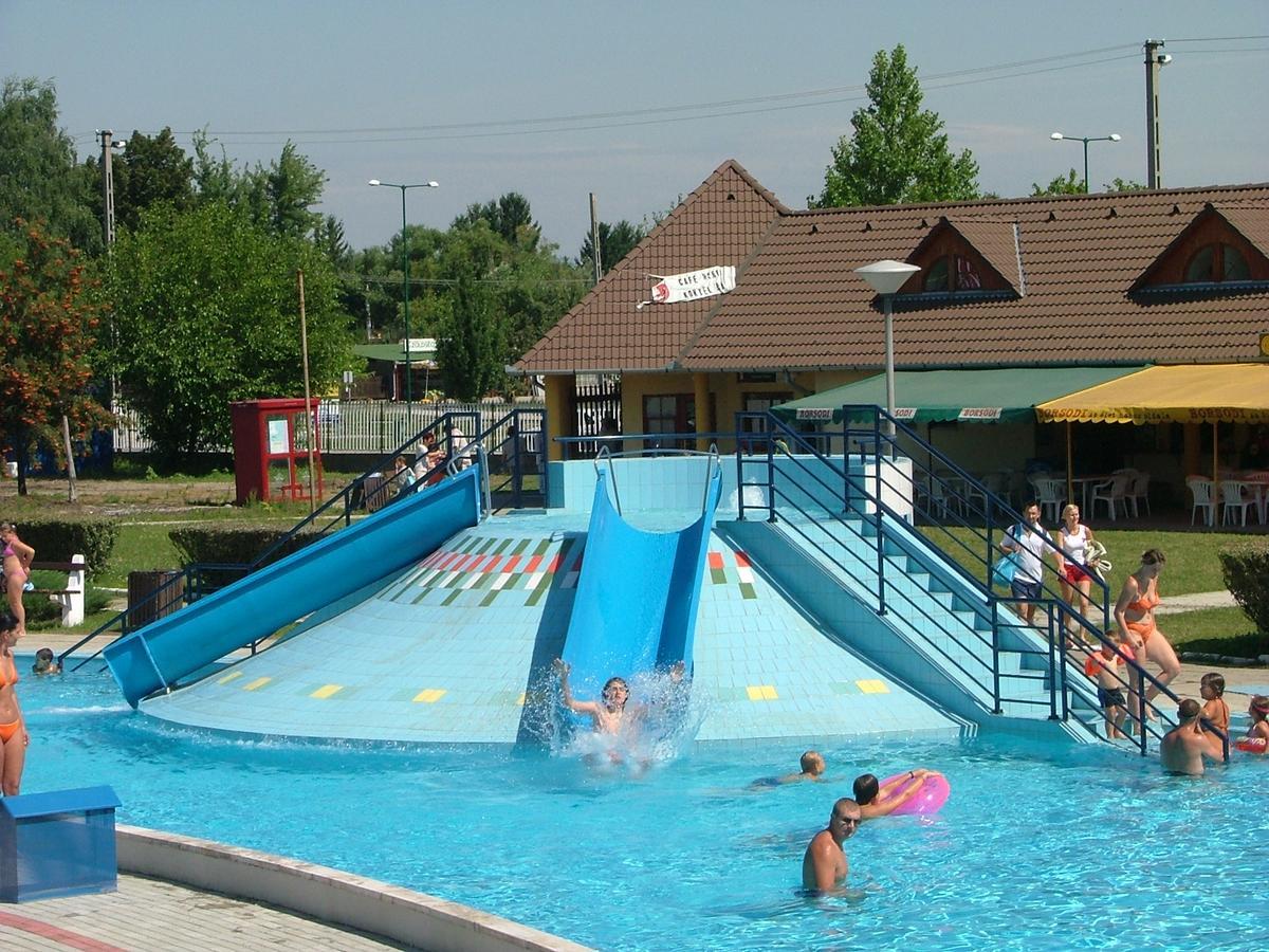 Grill Terasz Etterem Es Szallashely Mezőkövesd Eksteriør billede